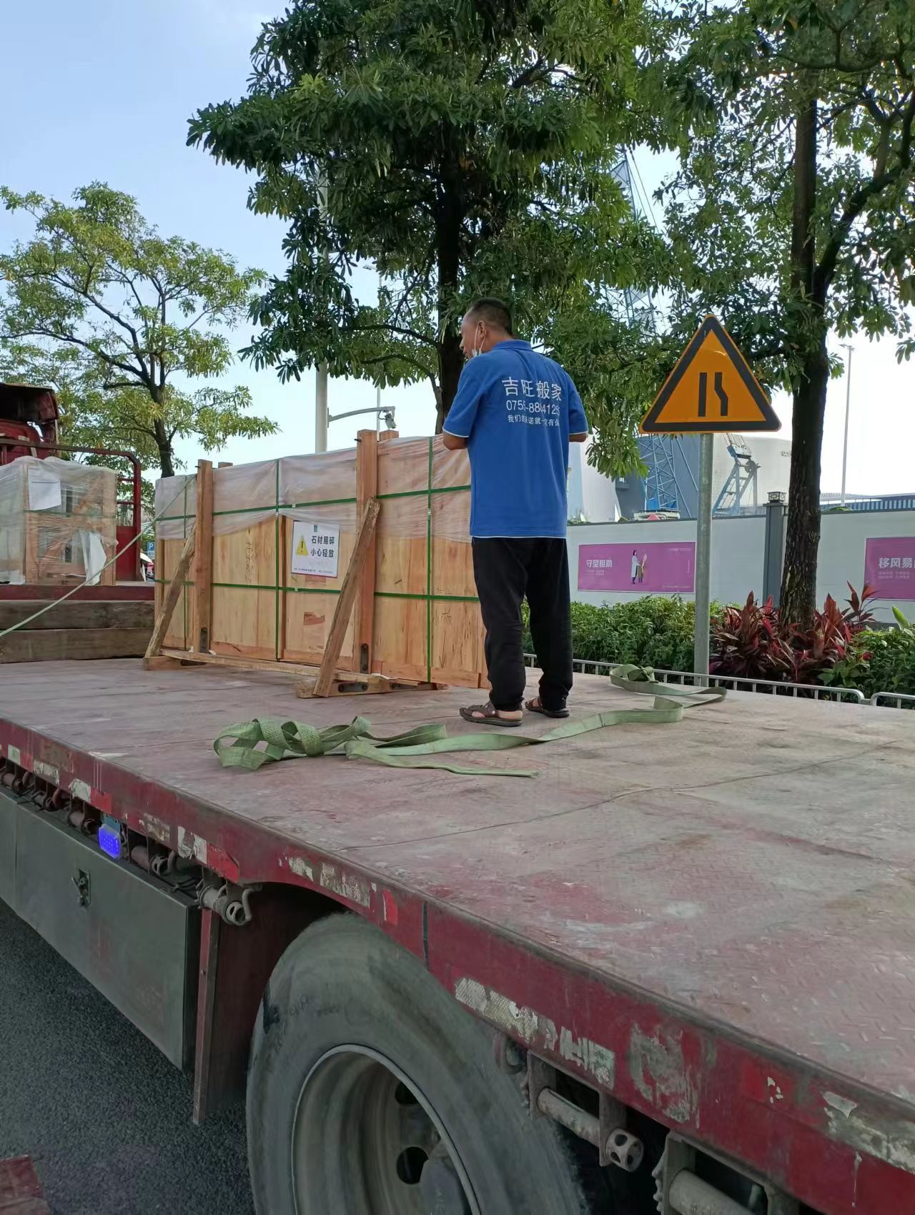 深圳机器吊装服务：专业保障，精准执行，吉旺搬迁为您护航