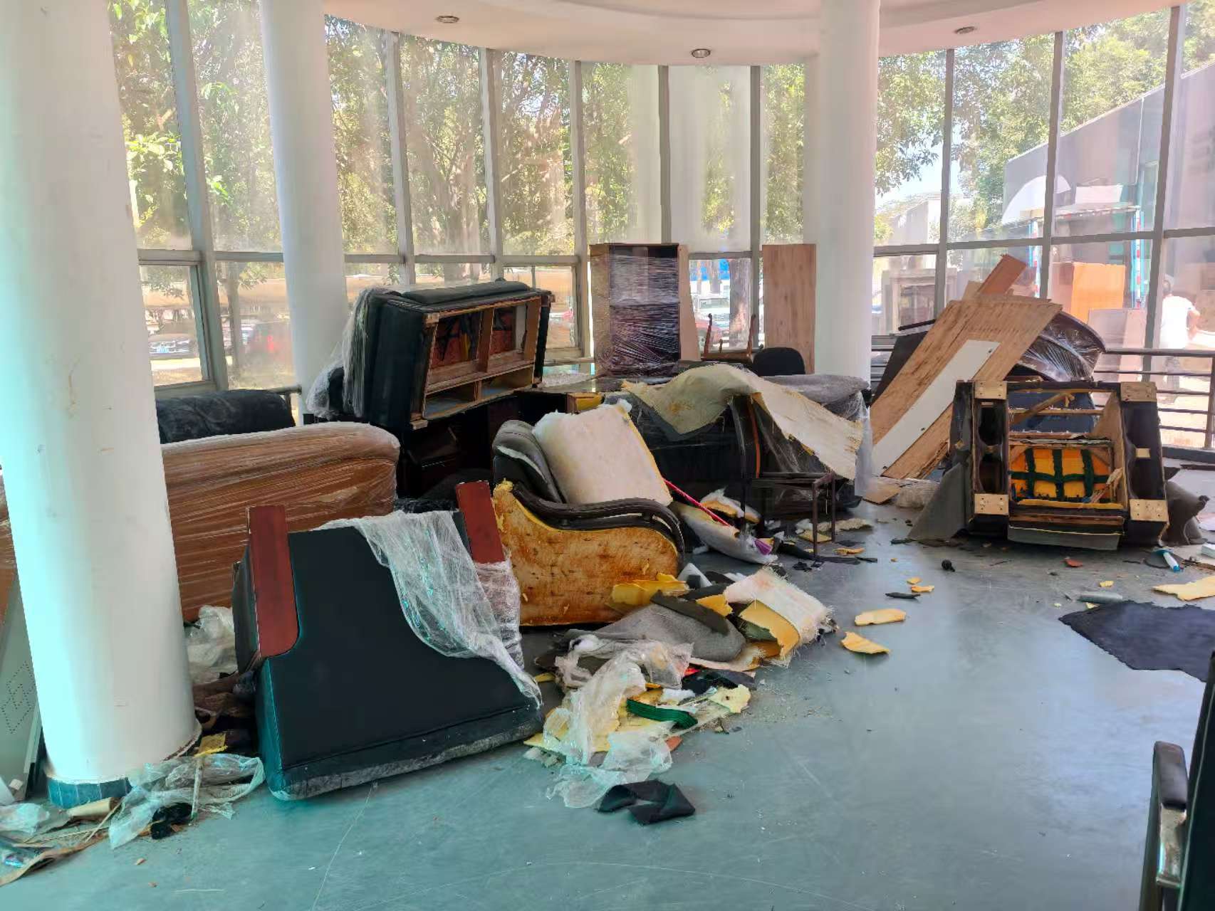 专业高效处理企事业单位报废家具——吉旺帮帮为深圳水源管理集团提供一站式清运解决方案