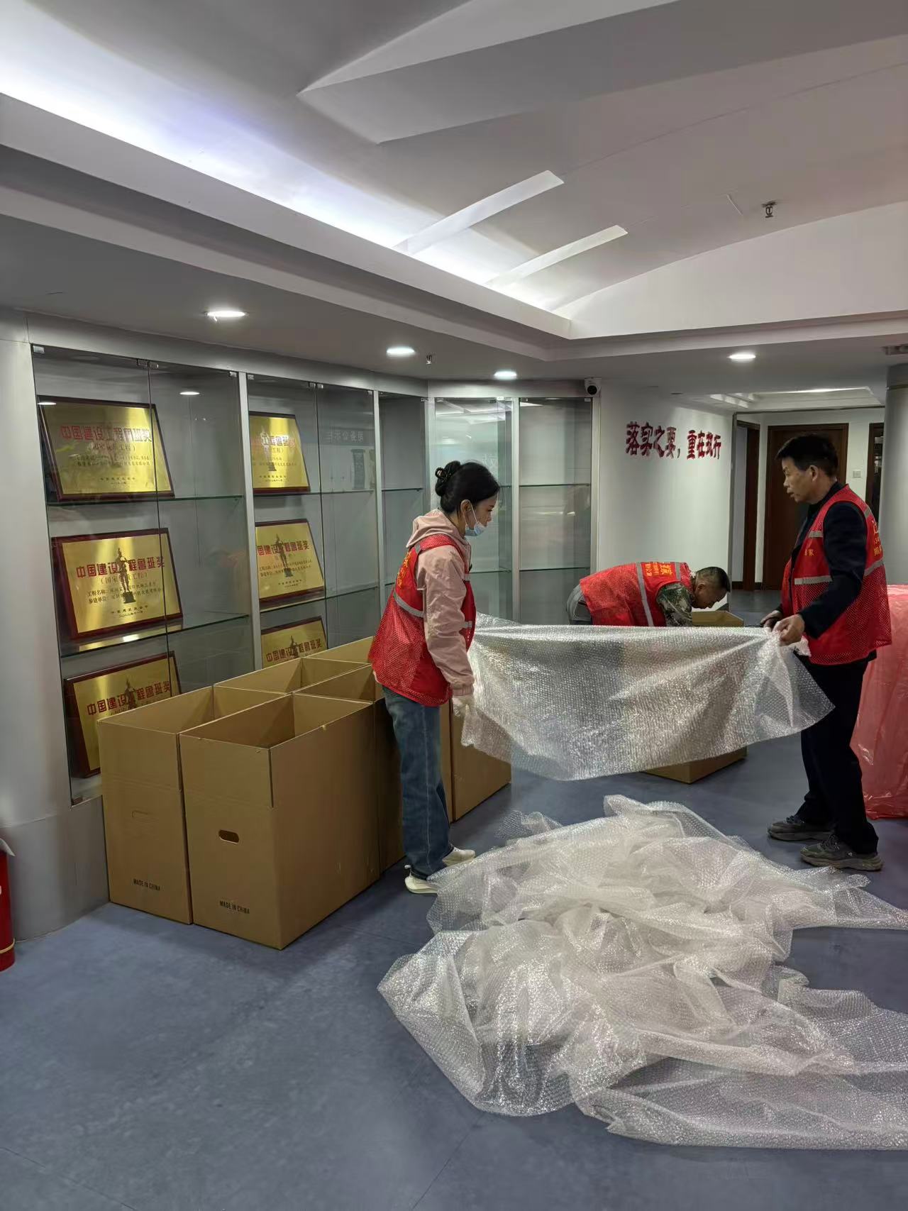 企业搬迁新选择：深圳迁喜搬家公司，专业高效，护航商业无忧迁移